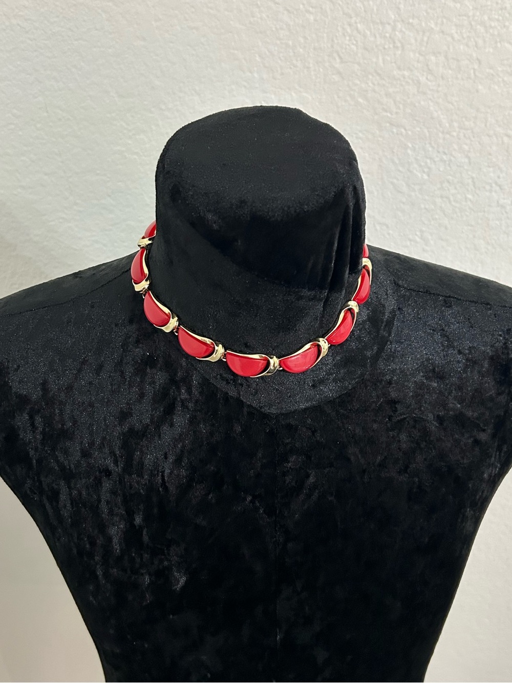 Lisner Red Lucite Gold Tone Choker Necklace Vintage Signed - Picture 1 of 13